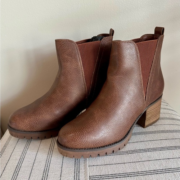 MIA Jody Lug Sole Heeled Chelsea Boot - Picture 2 of 7